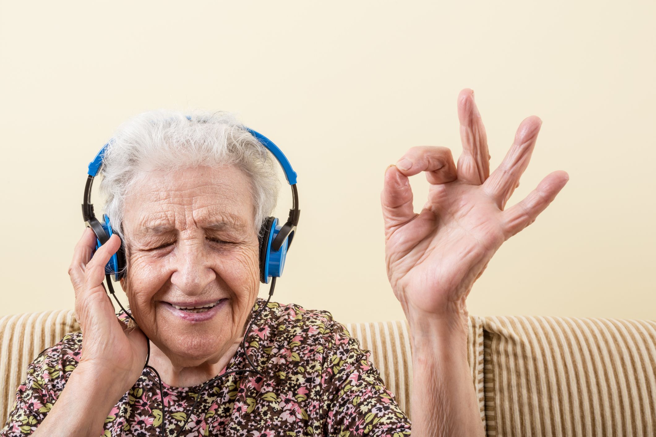 Un estudio confirma que los audífonos retrasan el deterioro cognitivo