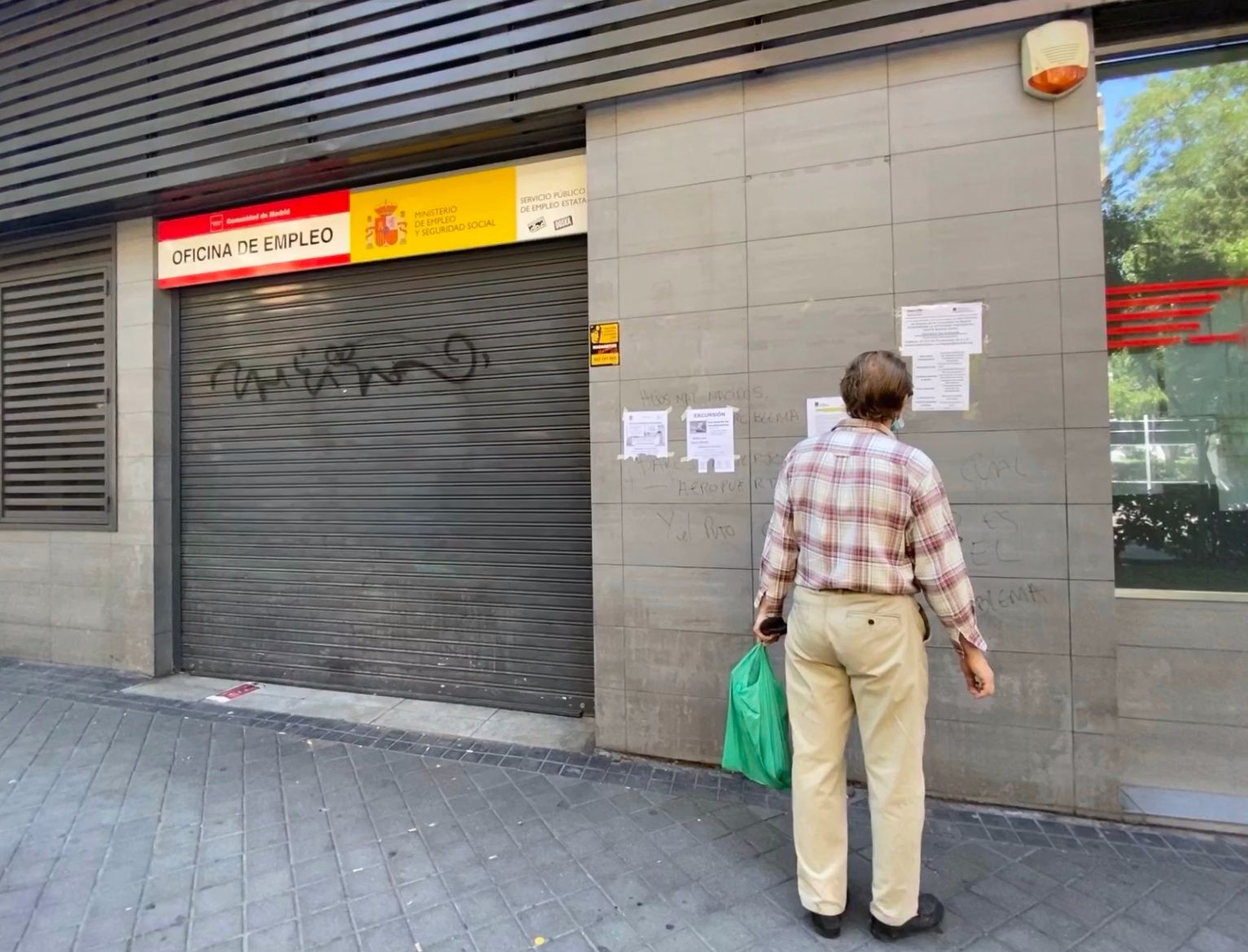 Vecinos de Barcelona se organiza para ayudar a mayores a hacer trámites digitales (EuropaPress)