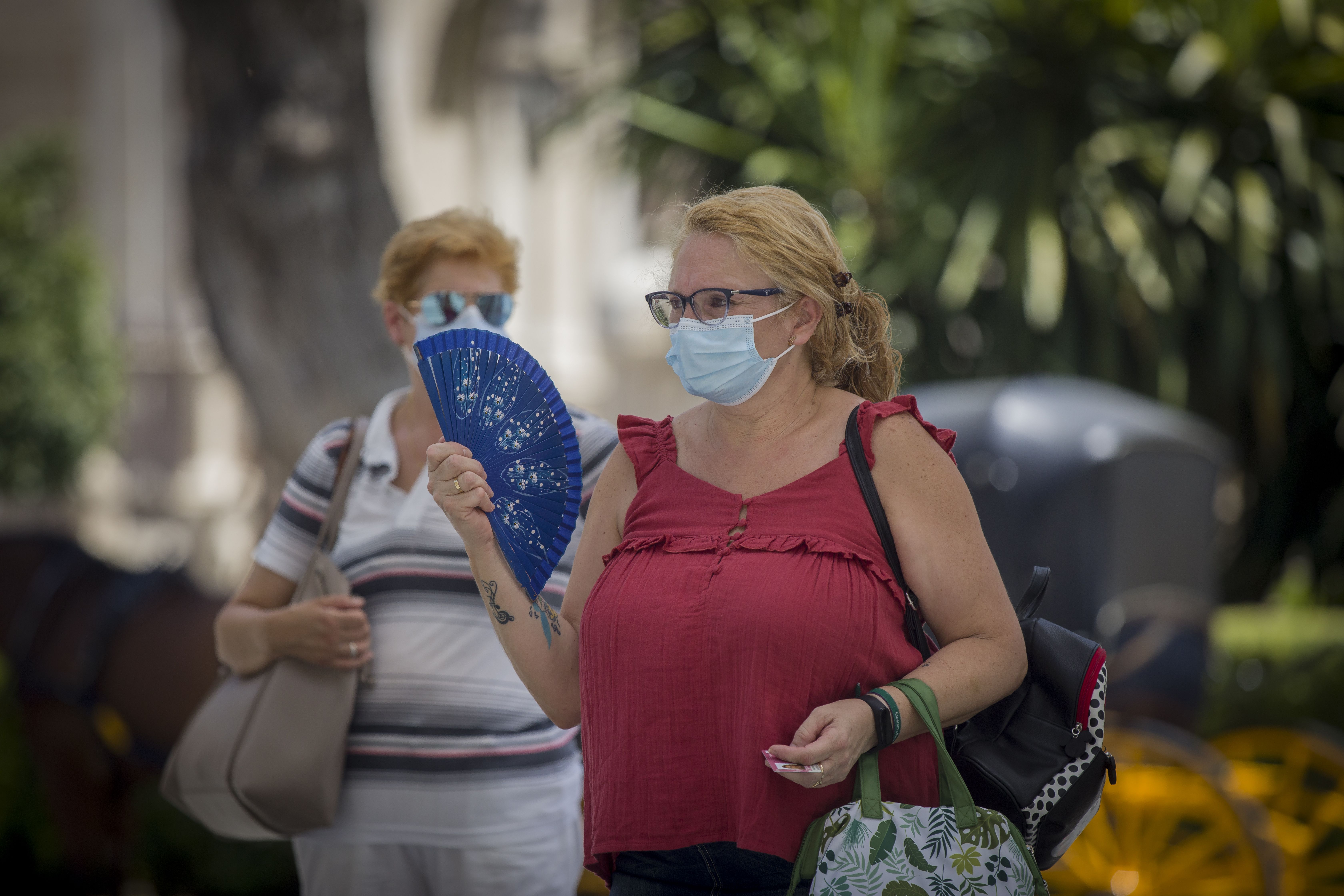 Abanicarnos muy rápido no ayuda a combatir el calor