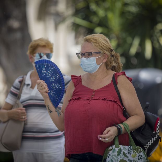 Abanicarnos muy rápido no ayuda a combatir el calor