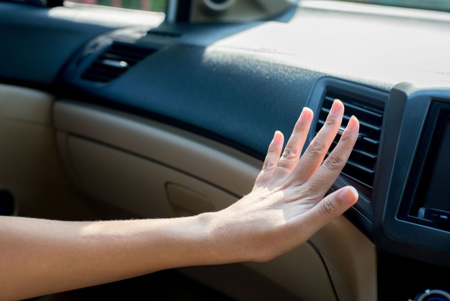Enciende el aire acondicionado del coche en verano aunque creas que no hace falta. Foto: bigstock 