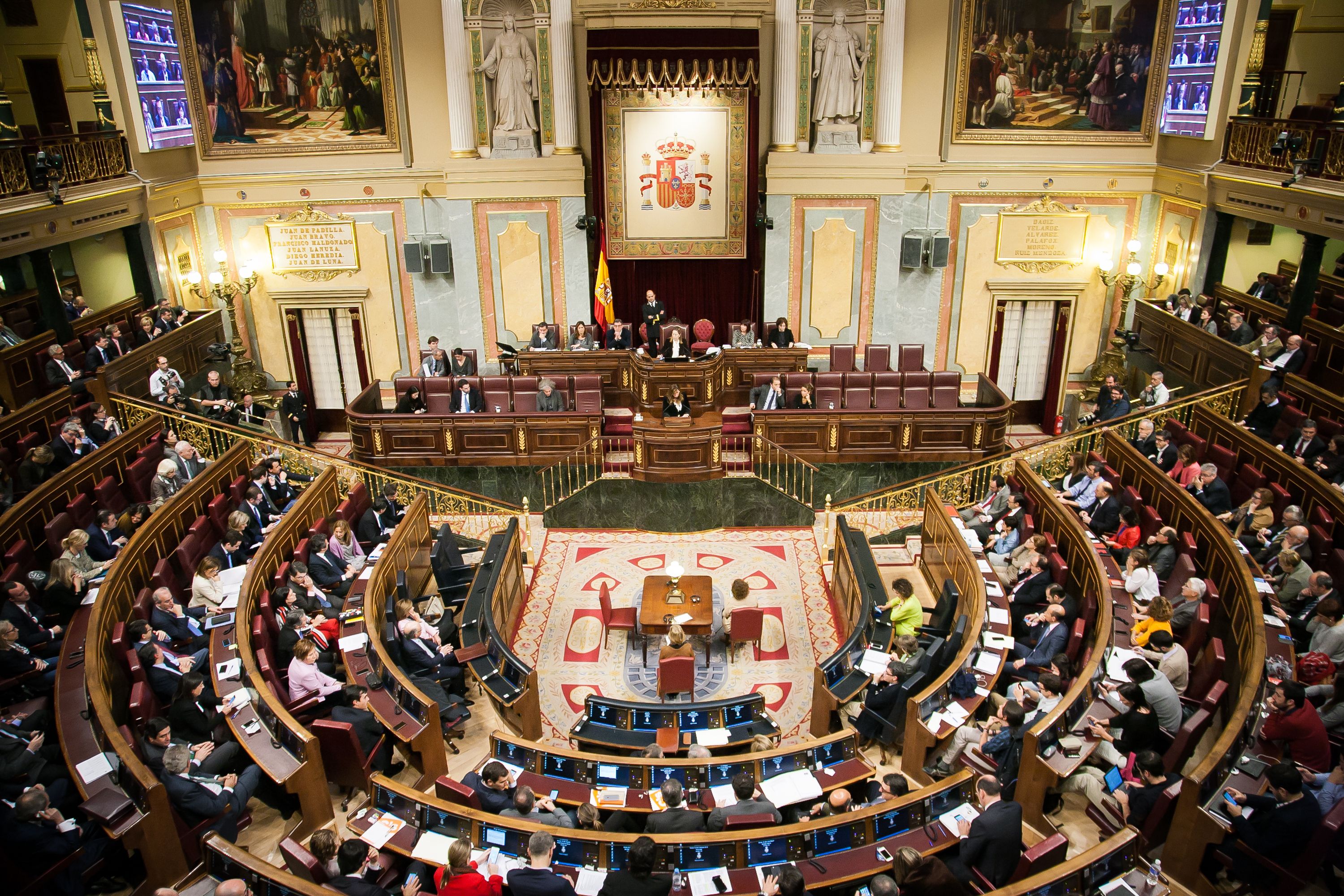 Congreso de los Diputados, con diputados de izquierdas y derechas ocupando sus escaños