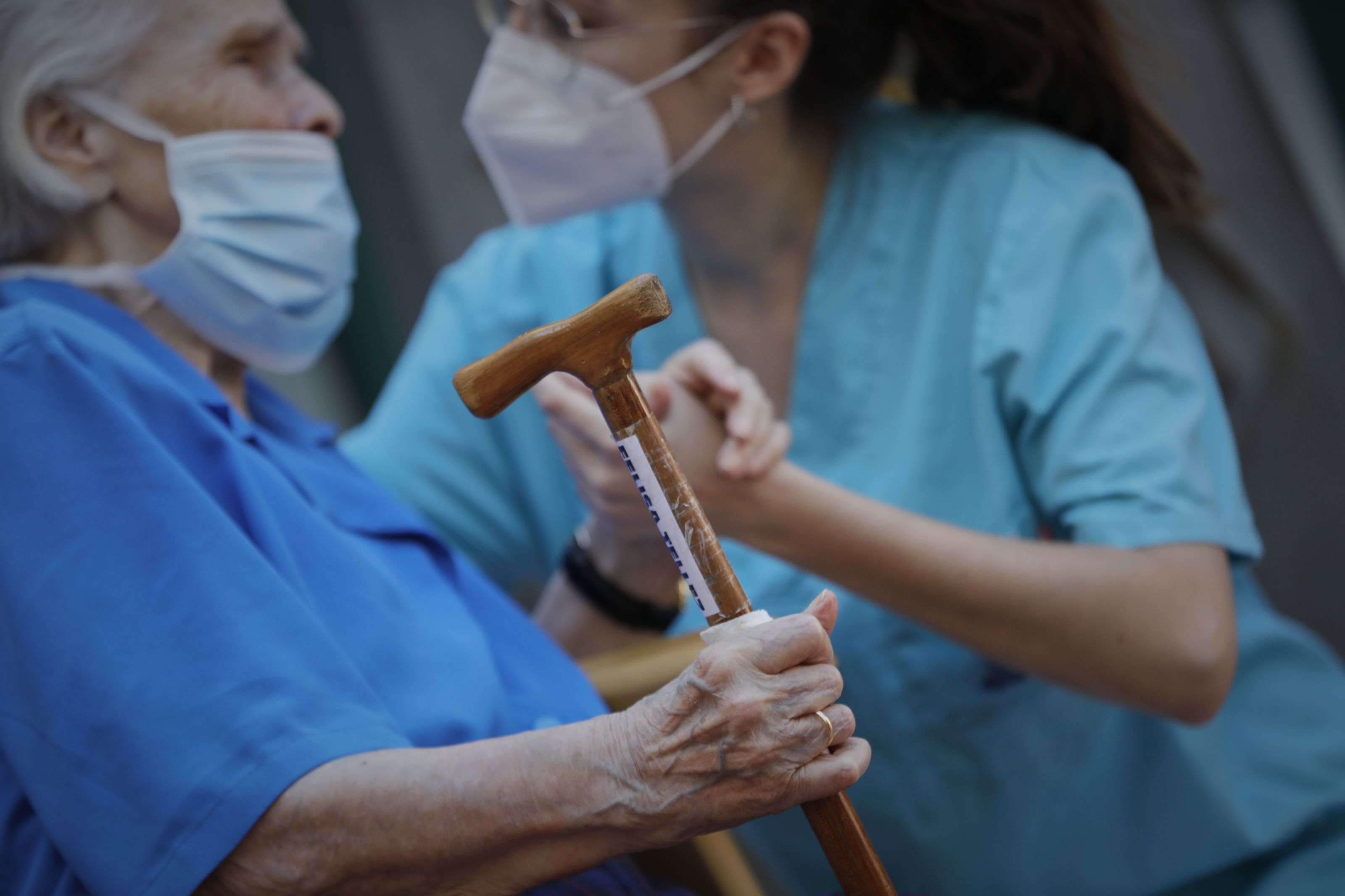 La patronal de la residencias aplaude las medidas de Sanidad sobre PCRs y limitación de visitas. Pero critican el abandono durante la pandemia: "Estábamos solos" 