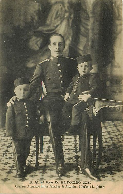 Alfonso XIII con sus hijos Alfonso y Jaime