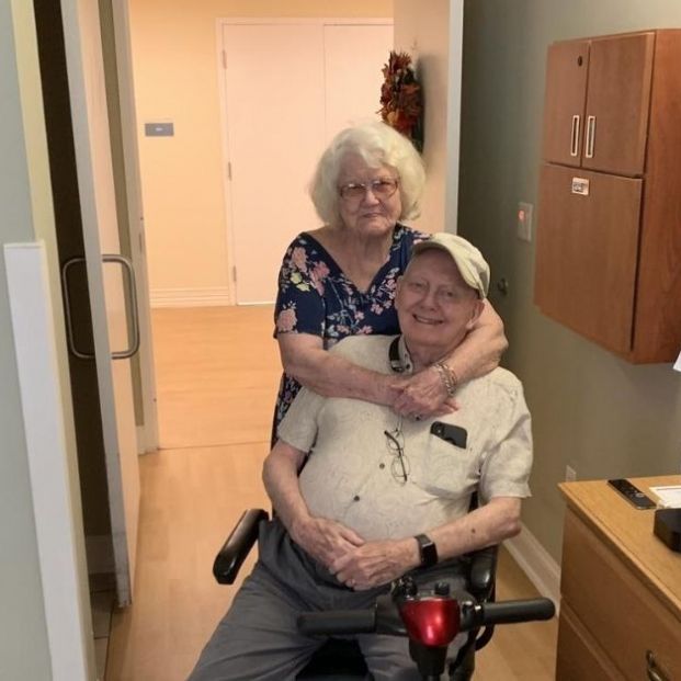  Con 90 años va al hospital para despedirse de su mujer que padecía demencia y falleció de covid-19. Facebook de scott.hooper.