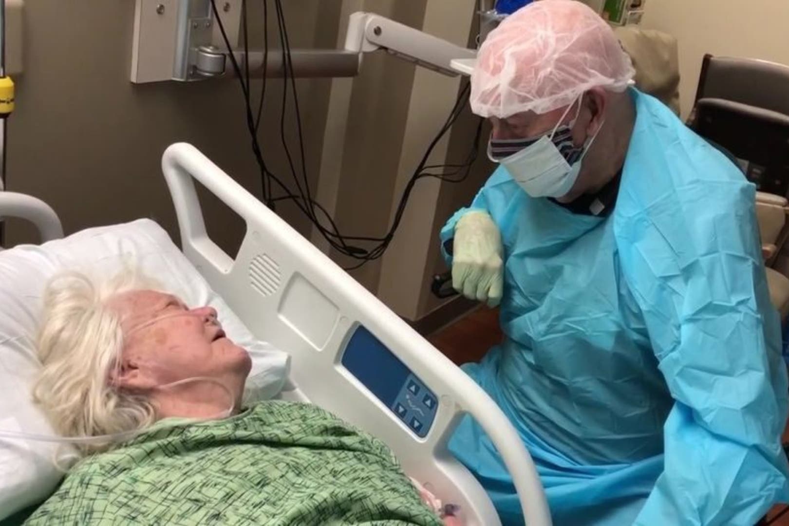 La desgarradora despedida de un hombre de 90 años de su esposa antes de que muriera por coronavirus