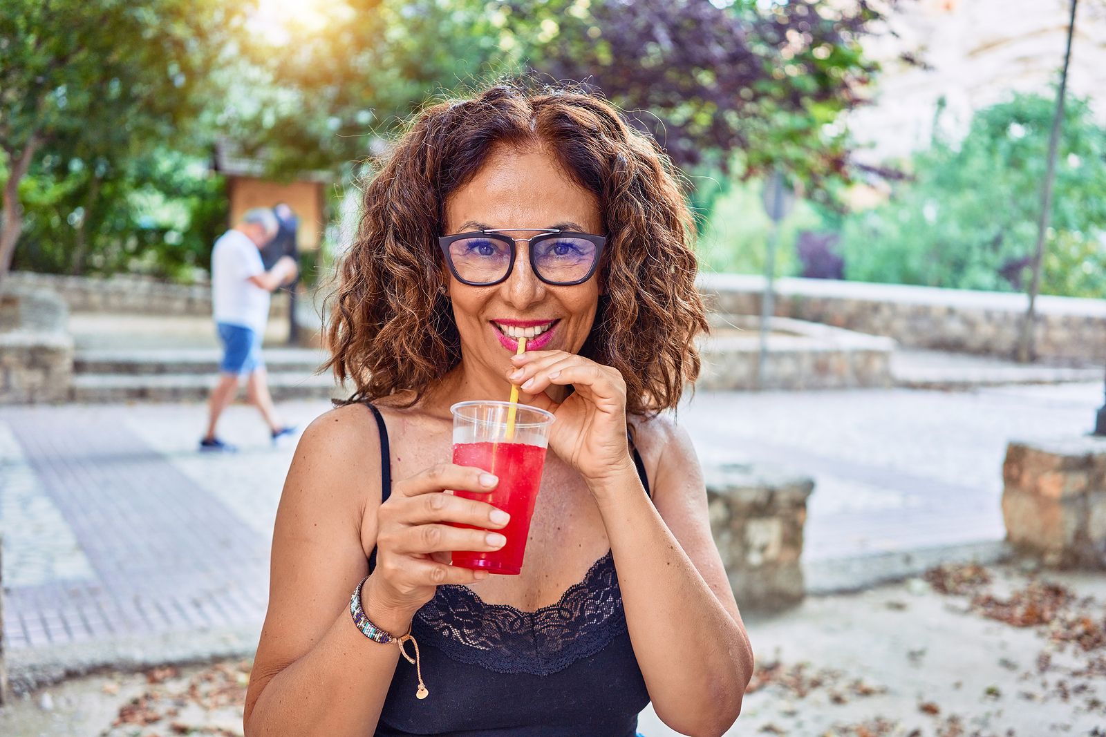 Por qué beber con pajita puede ser clave para frenar los contagios