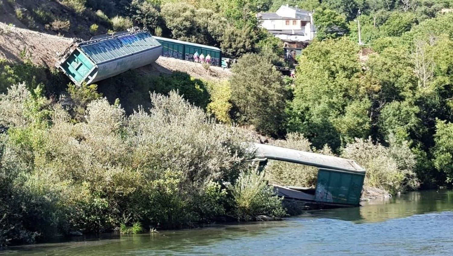 VÍDEO: Oleada de críticas después de que Adif tire dos trenes descarrilados al río Sil en Ourense