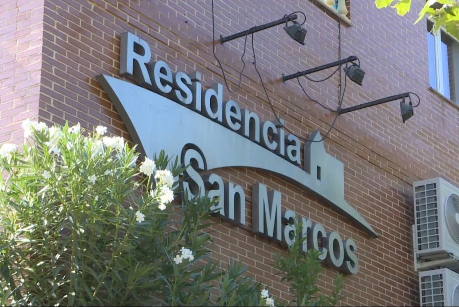 Desconcierto en la residencia madrileña con 52 casos: "No sabemos cómo ha podido entrar el virus" Desconcierto en la residencia madrileña con 52 casos: "No sabemos cómo ha podido entrar el virus"
