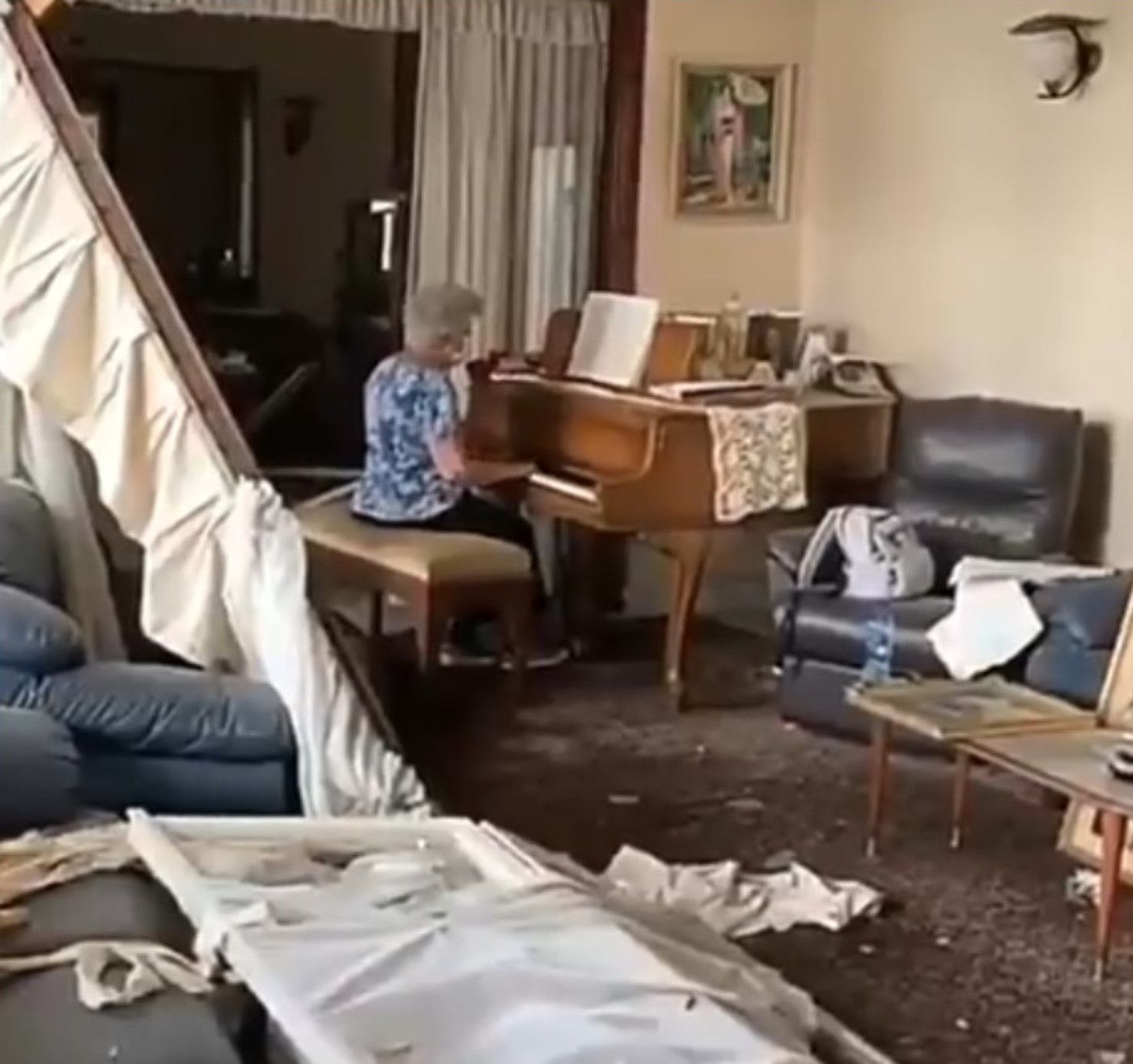 El vídeo viral de una mujer mayor tocando el piano bajo las ruinas en Beirut