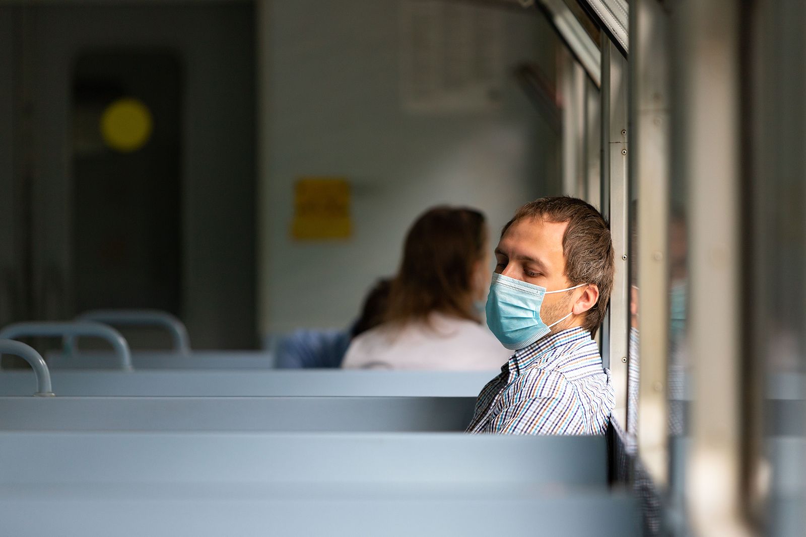 Los viajeros contactos de contagiados con coronavirus podrán volver a casa para hacer la cuarentena