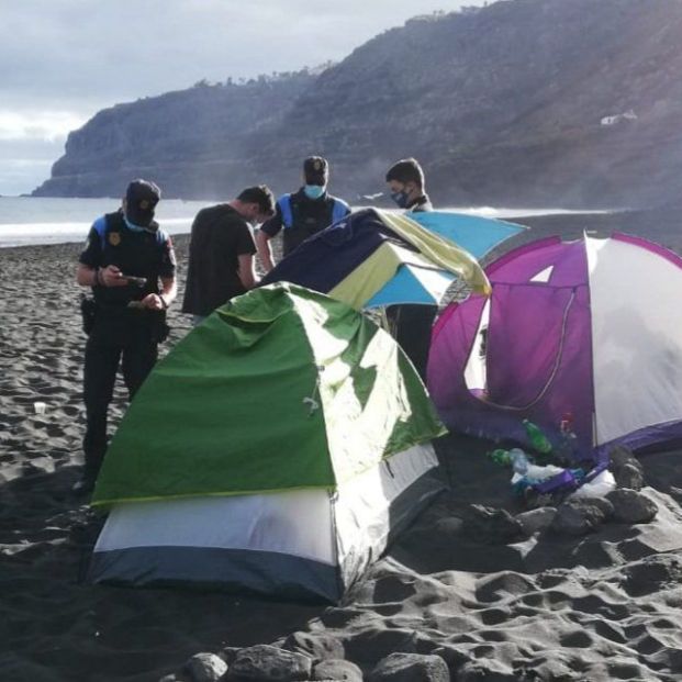 Un grupo de 62 personas queda en la playa de La Orotava para propagar el coronavirus