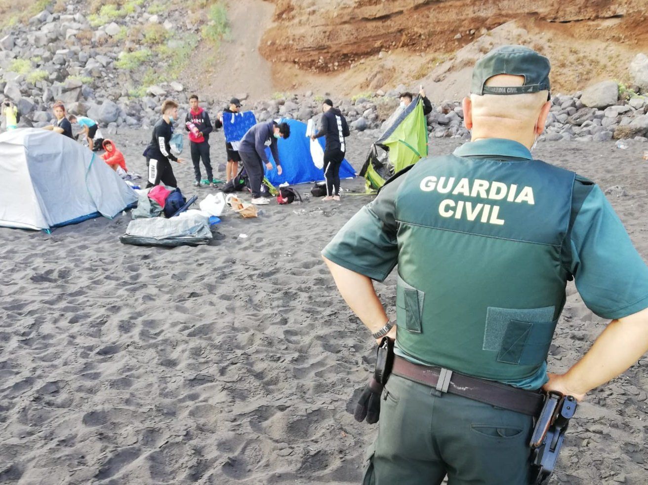 Desalojan a 62 personas que habían quedado en una playa de Tenerife para propagar el coronavirus