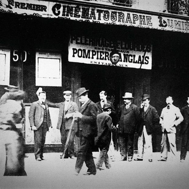 Escena de 'La salida de la fábrica Lumière en Lyon' (1895) (Rue des archives)