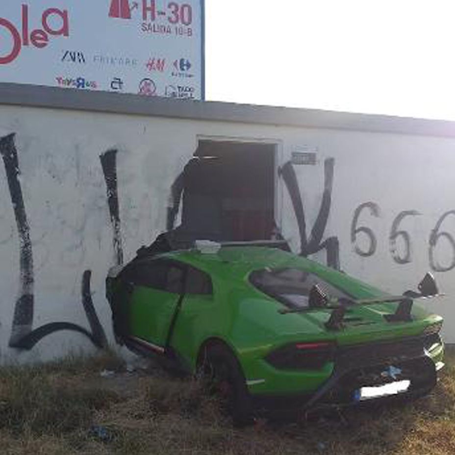 Les prestan un Lamborghini nuevo de 264.700 euros, se estrellan y salen huyendo