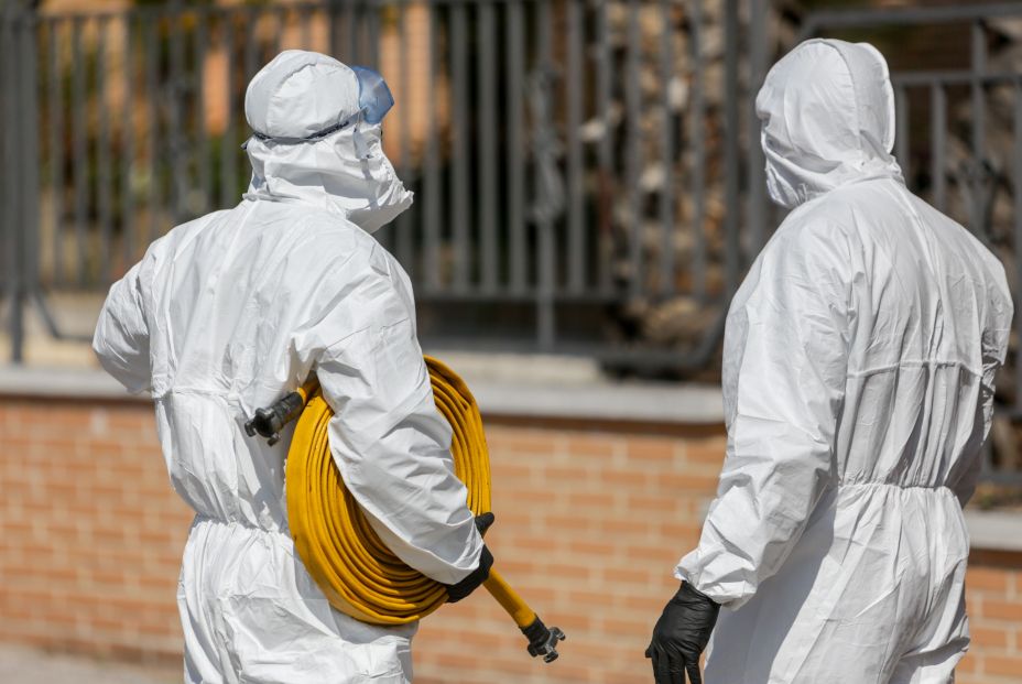 EuropaPress 2737835 dos militares ume preparan material minutos antes entrar residencia