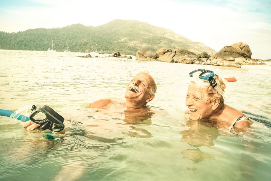 Beneficios de la playa y el mar para la salud de los mayores