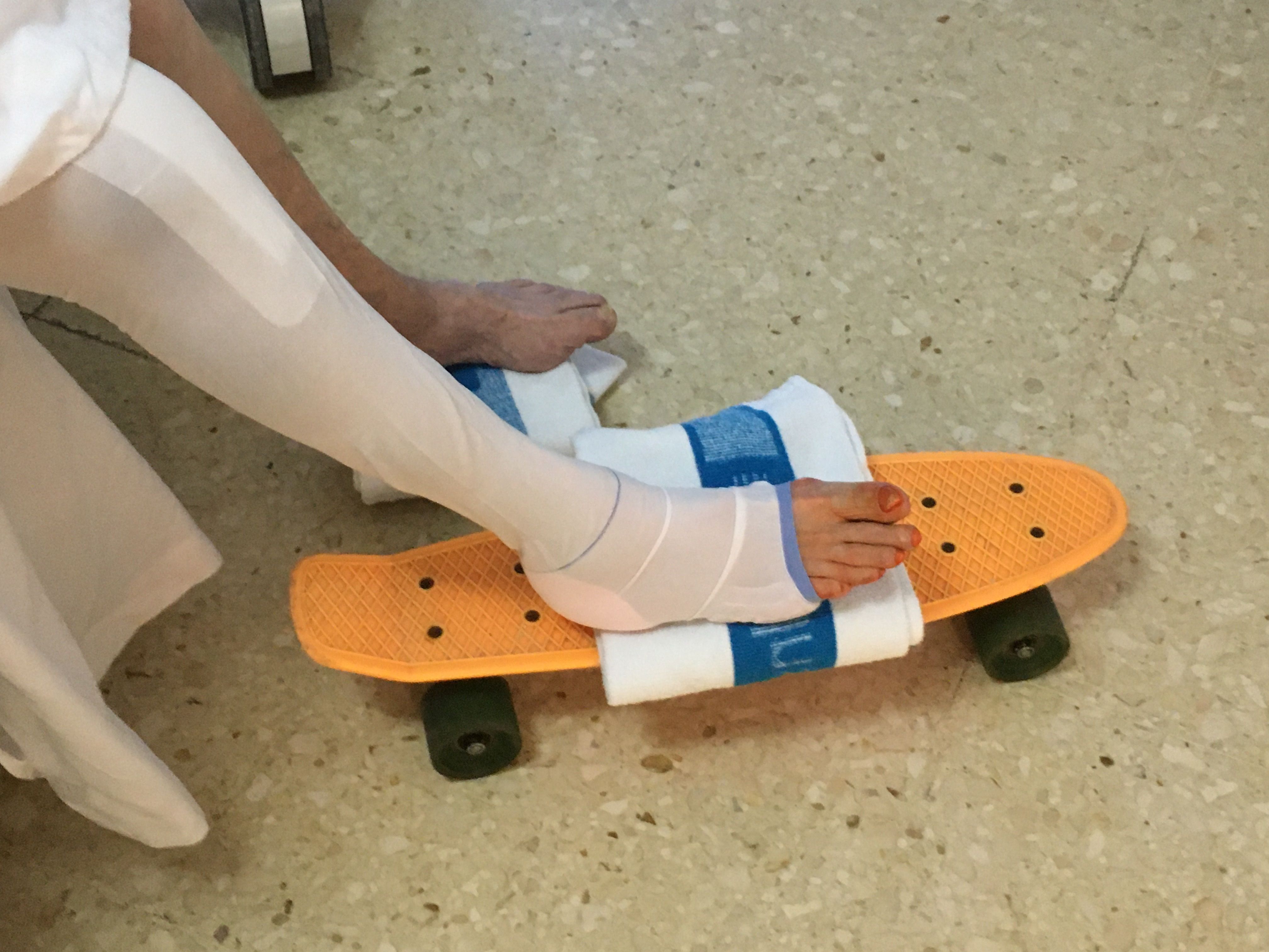 Un monopatín, la original terapia en la rehabilitación de los pacientes con prótesis de rodilla