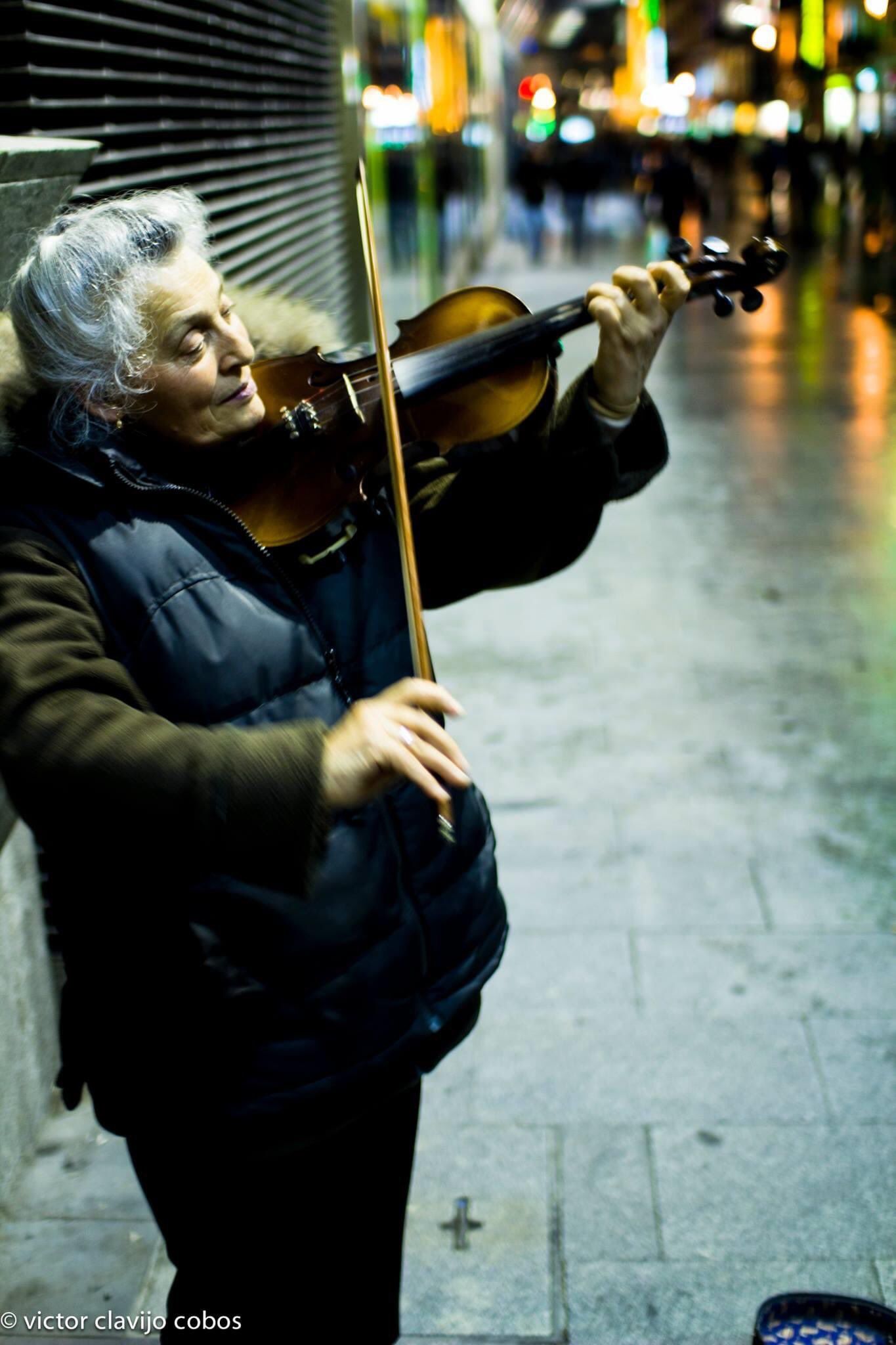 La calle Preciados, un violín y el amor de una pareja mayor como música de fondo