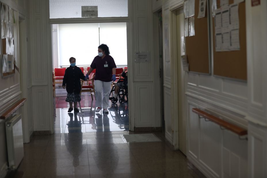 La patronal de las residencias aplaude las medidas de Sanidad sobre PCRs y limitación de visitas