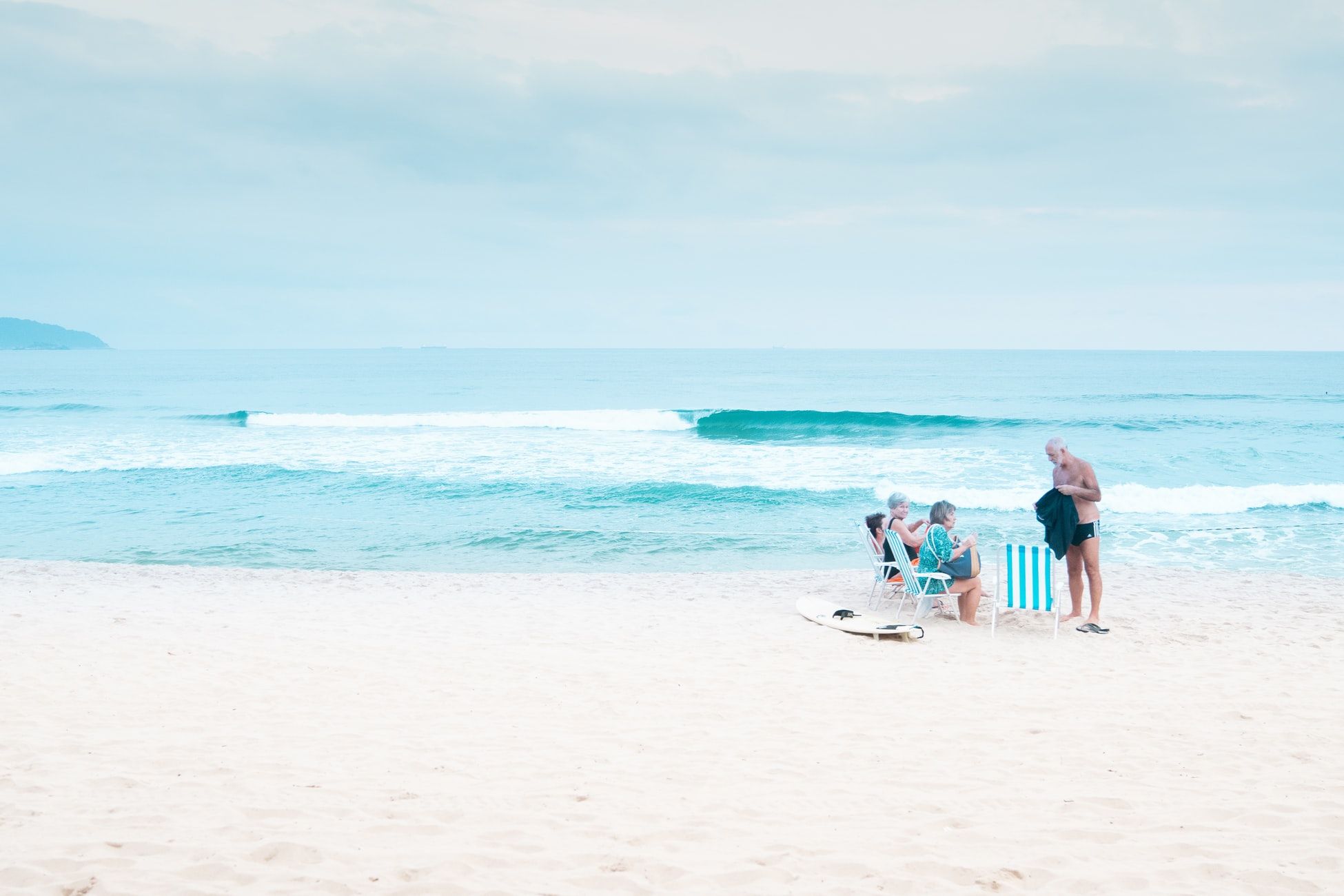 La playa y el mar, fuente de vitamina D y yodo para las personas mayores