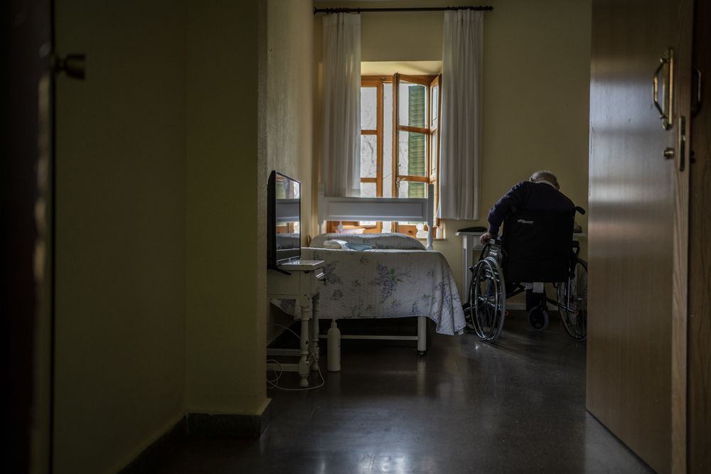 Madrid implicará a los vecinos de los barrios en la detección de mayores que sufren de soledad