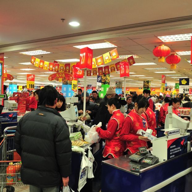 China advierte del peligro de tocar "objetos contaminados" en supermercados