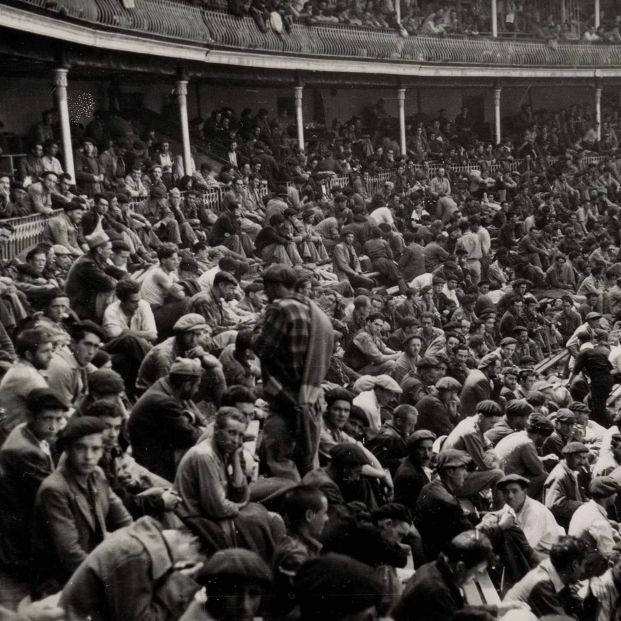 Los prisioneros abarrotan el campo de concentración habilitado en la plaza de toros de Santander (Biblioteca Nacional de España) Los prisioneros abarrotan el campo de concentración habilitado en la plaza de toros de Santander (Biblioteca Nacional de España)