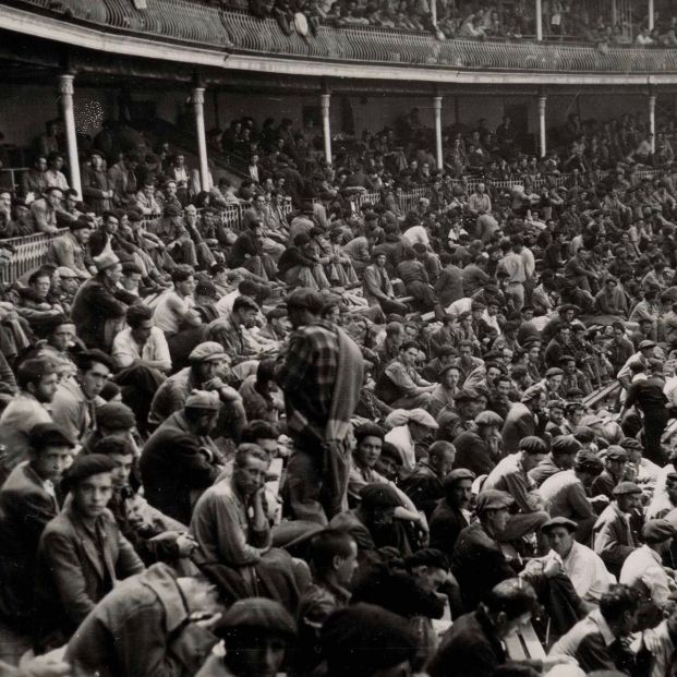 Los prisioneros abarrotan el campo de concentración habilitado en la plaza de toros de Santander (Biblioteca Nacional de España)