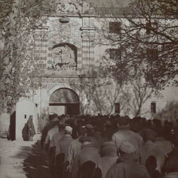 2.- Prisioneros entrando en el campo de concentración de San Pedro de Cardeña (Burgos) (Biblioteca Nacional de España) 2.- Prisioneros entrando en el campo de concentración de San Pedro de Cardeña (Burgos) (Biblioteca Nacional de España)