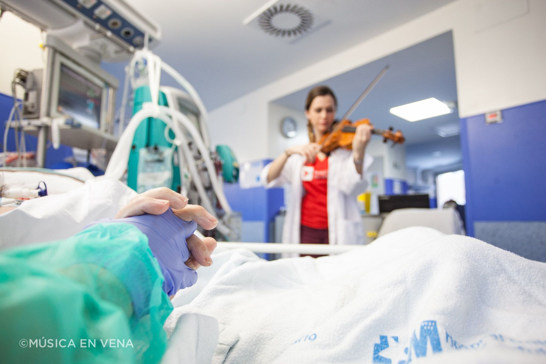 Música 'en vena' como arma terapéutica en hospitales y residencias de mayores