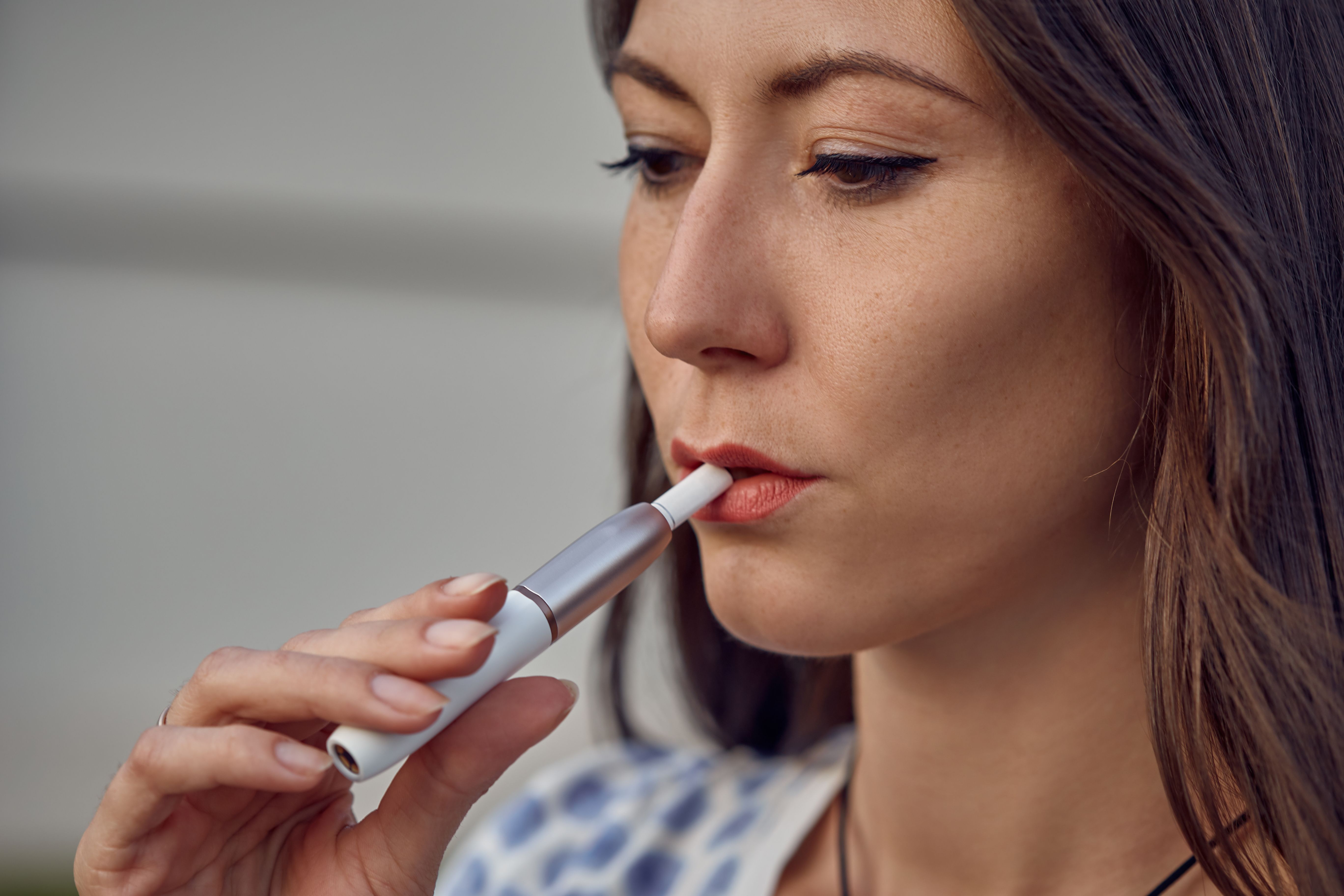 Oncólogos advierten de que fumar cigarrillos electrónicos puede aumentar el riesgo de COVID-19