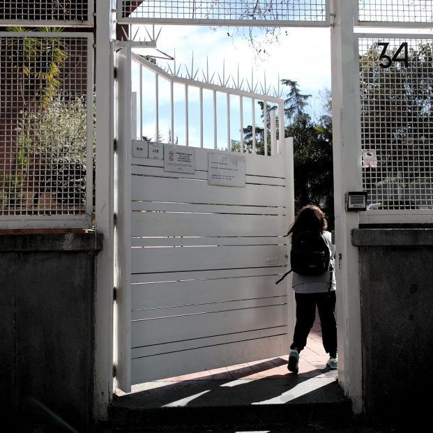 europapress 2689945 una nin a entra por la puerta del colegio donde una escolar que actualmente se encuentra asintoma tica ha da positivo en coronavirus en madrid a 4 de marzo de 2020 1 621x621