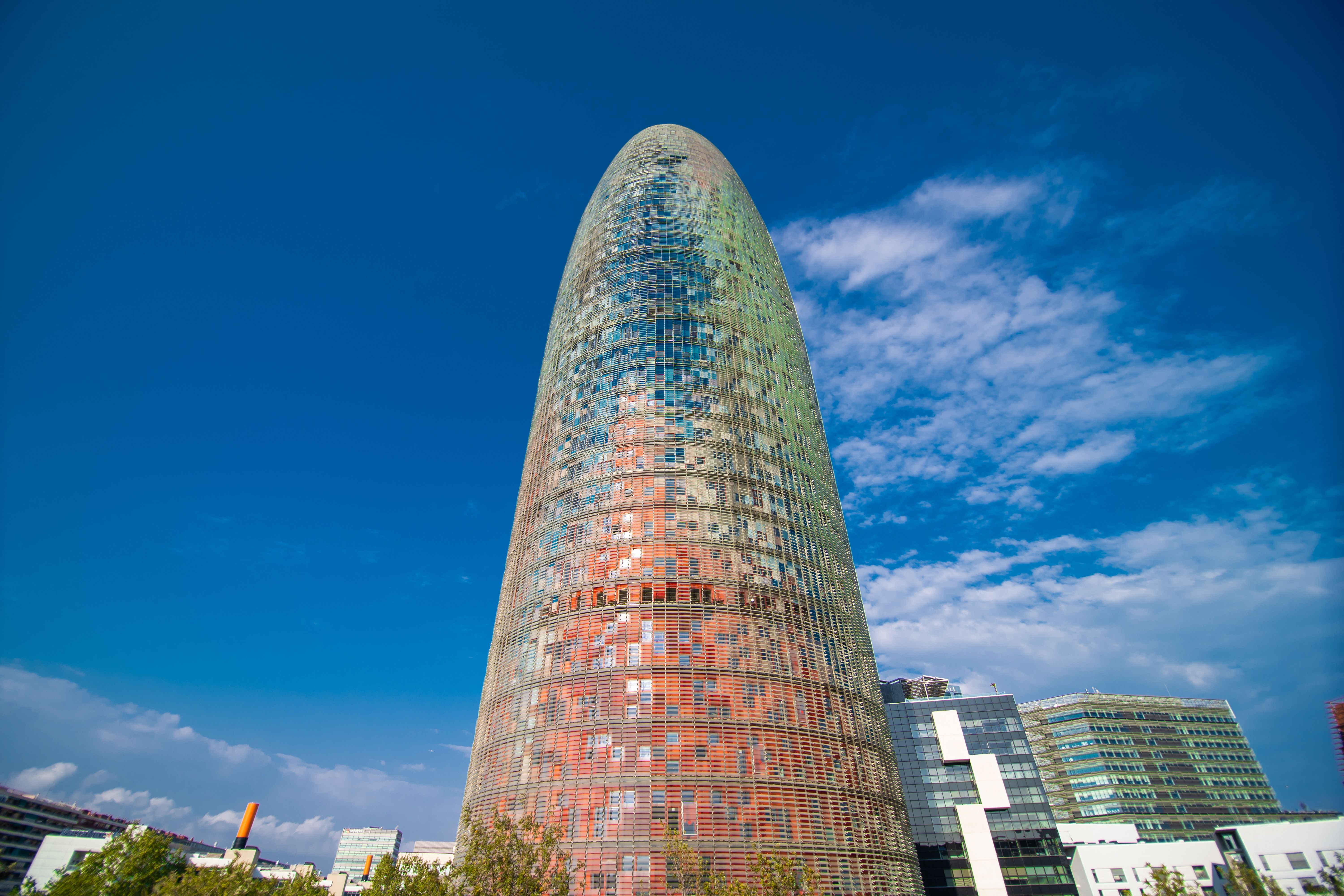 Un hombre escala un rascacielos de Barcelona descalzo y sin cuerdas