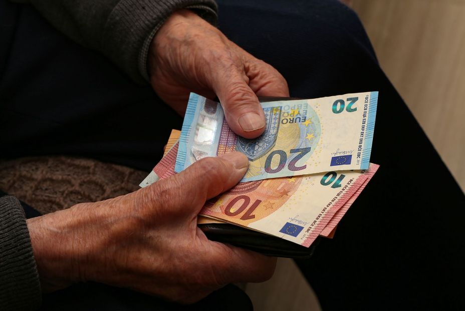 ¿Son demasiado generosas las pensiones? Los jubilados cobran de media un 51% más de lo que aportan