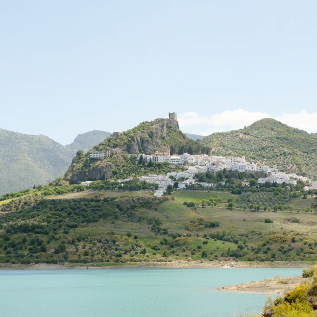 Zahara de la Sierra y su embalse (BigStock)