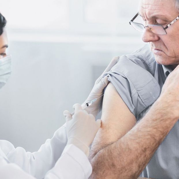 Los mayores tienen mayor predisposición a vacunarse por COVID-19 que los jóvenes, según un estudio