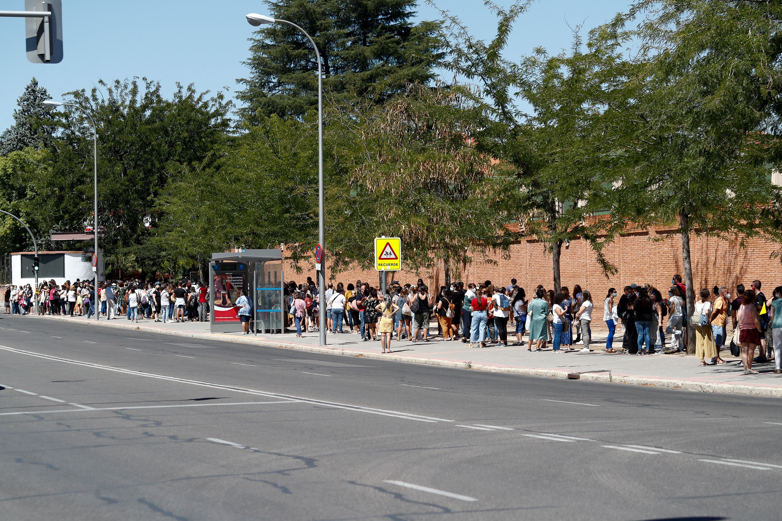 Covid: Madrid suspende los test a los profesores tras registrarse largas colas y aglomeraciones