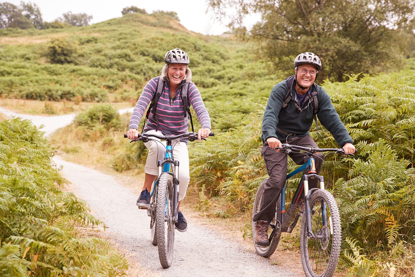 Dos personas haciendo una rutas en bicicleta para mantenerse activos