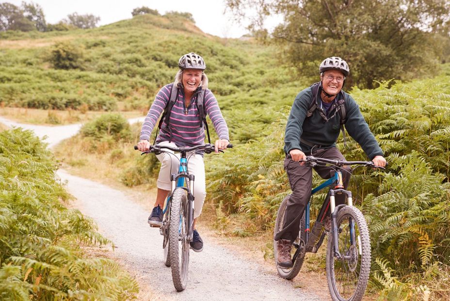 Dos personas haciendo una rutas en bicicleta para mantenerse activos