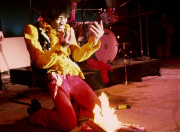 Hendrix quema su guitarra sobre el escenario