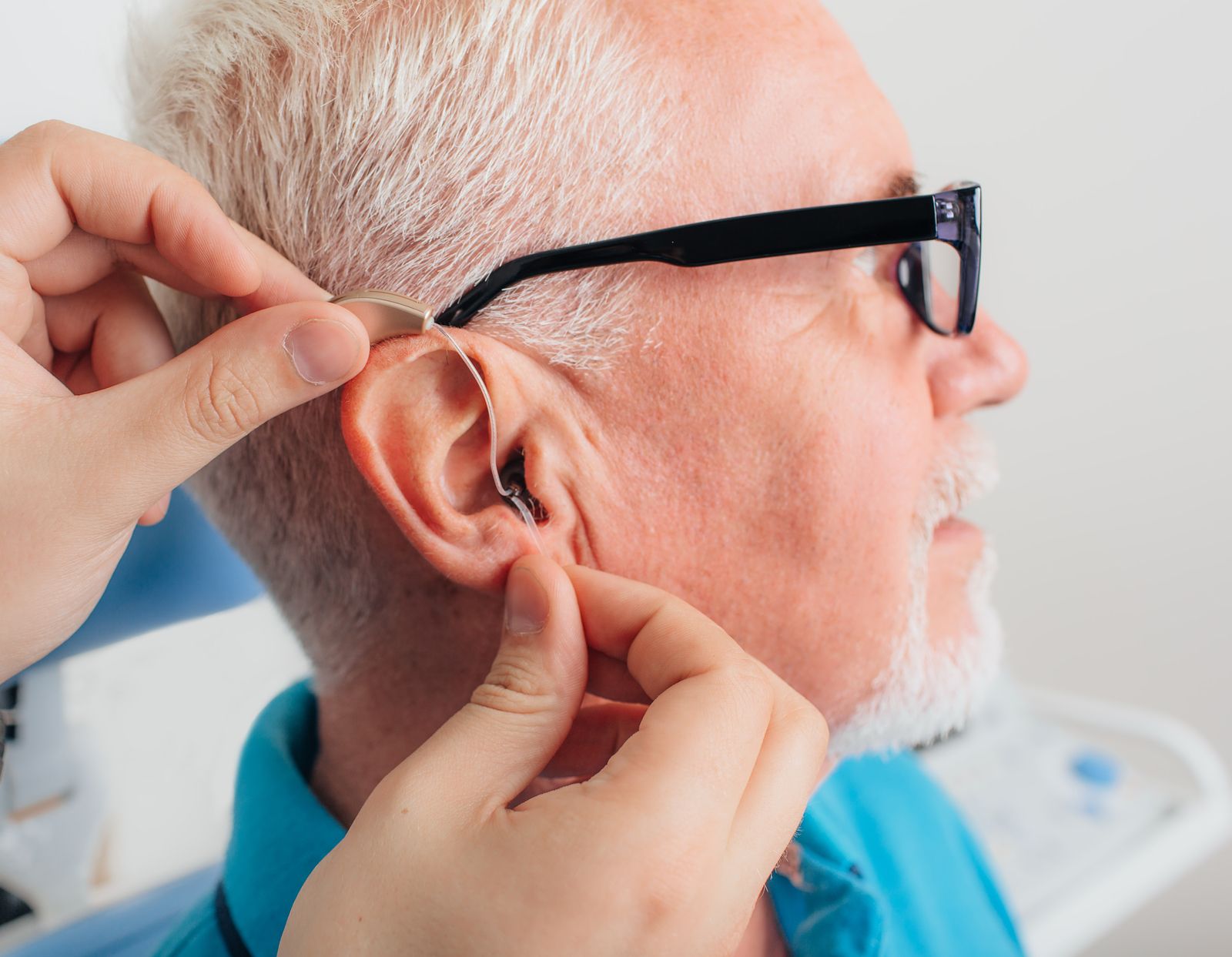Paciente con un audífono (bigstock)