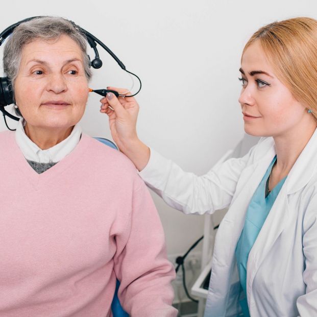 Estudio de la audición de un paciente para recomendarle un audífono (bigstock)