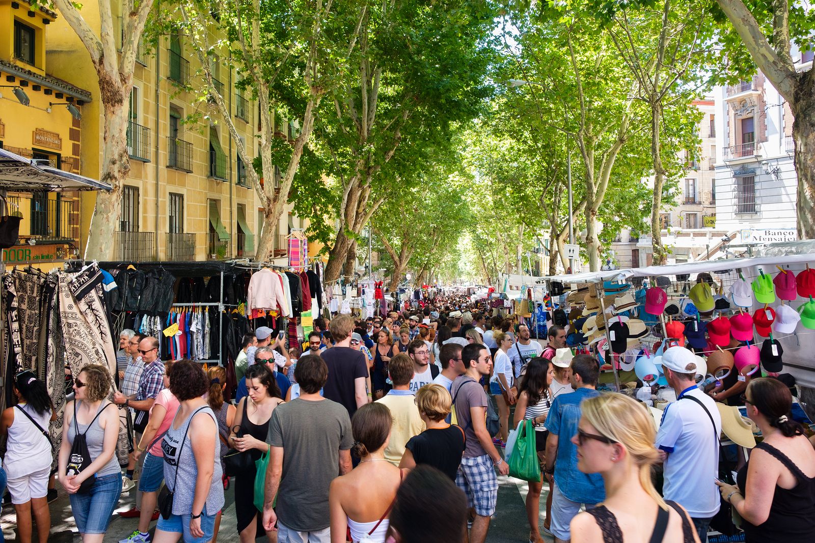 El Rastro de Madrid se llena cada domingo (Bigstock)