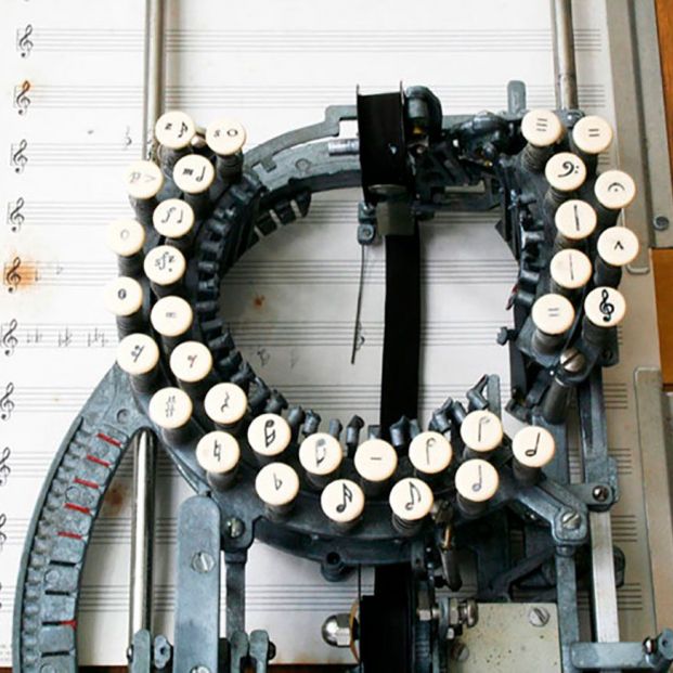 La máquina de escribir de las partituras musicales La máquina de escribir de las partituras musicales