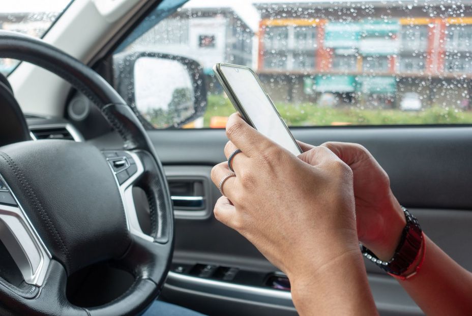 Utilizar el teléfono móvil conduciendo