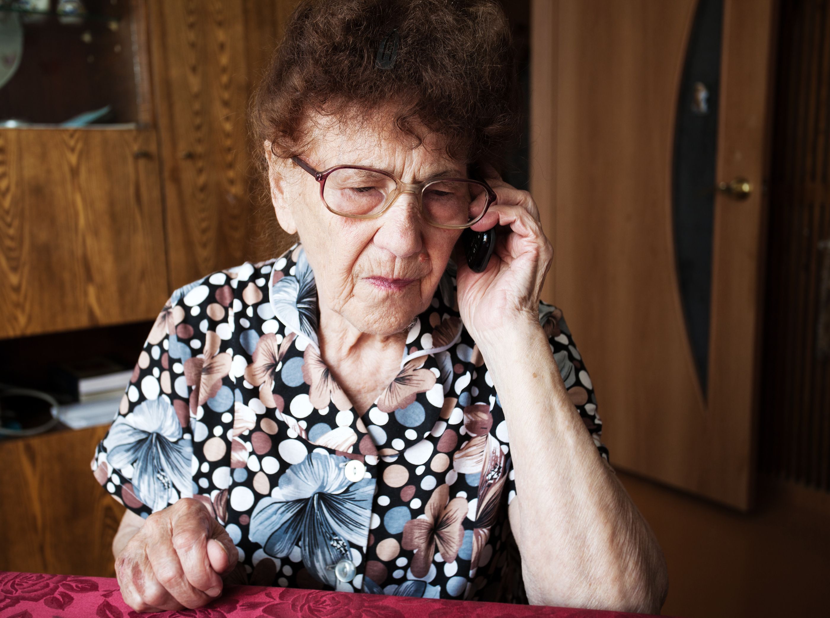 Lanzan una plataforma para acompañar telefónicamente a miles de mayores que sufren soledad