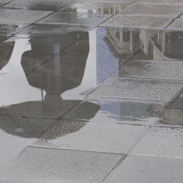 EuropaPress 3184307 persona paraguas refleja charco provocado lluvia manana bilbao
