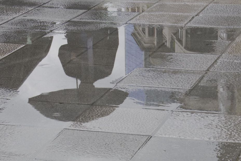 EuropaPress 3184307 persona paraguas refleja charco provocado lluvia manana bilbao