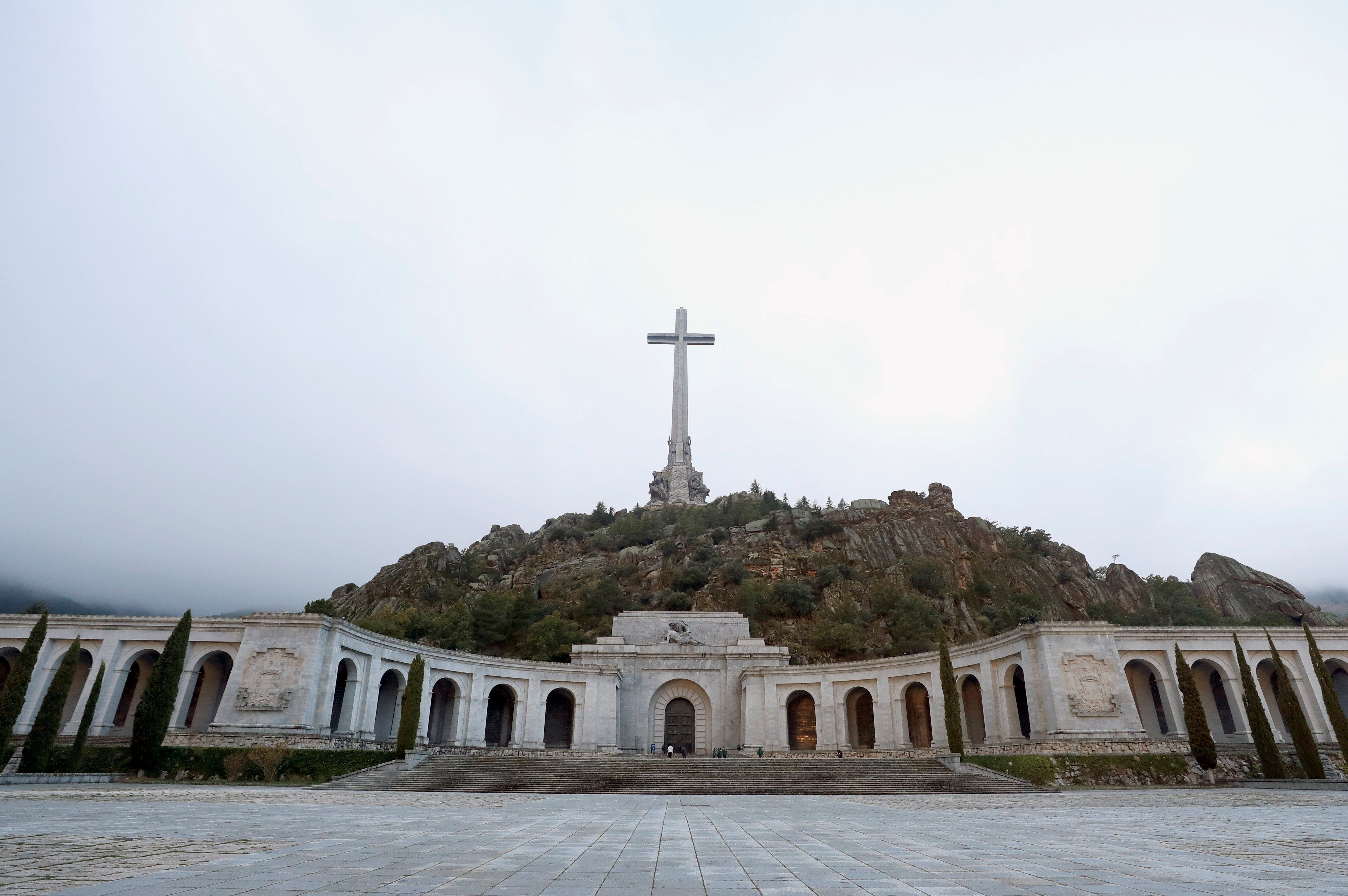 Recogen firmas para impedir que el Gobierno "eche" a los benedictinos del Valle de los Caídos